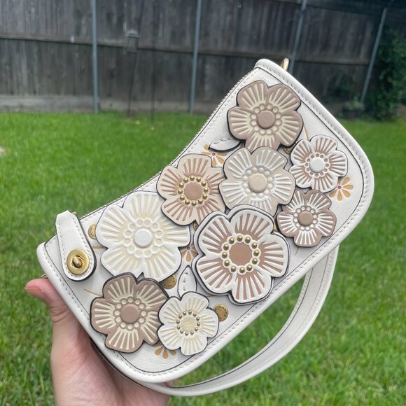 COACH Swinger 20 with Tea Rose Applique Chalk. Excellent Condition. - Picture 2 of 8